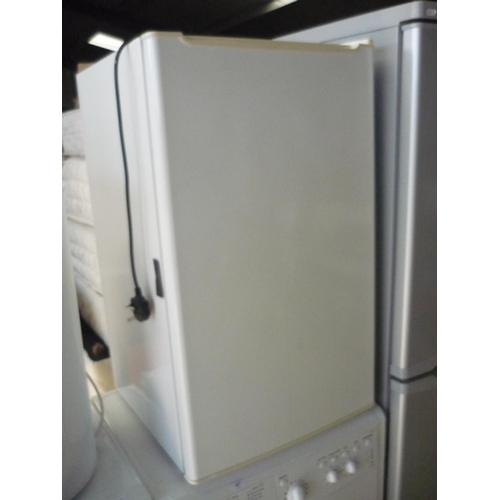 86 - Upright freezer