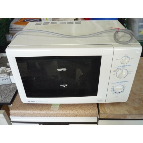 72 - Sanyo super shower wave microwave oven