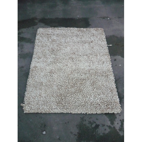400 - Tufted beige wool rug (156cm x 210cm)