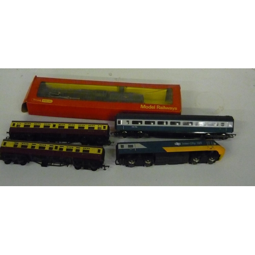 106 - Collection of OO gauge railway items including Tri-ang Hornby Britannia loco with R35 tender, R.259 ... 