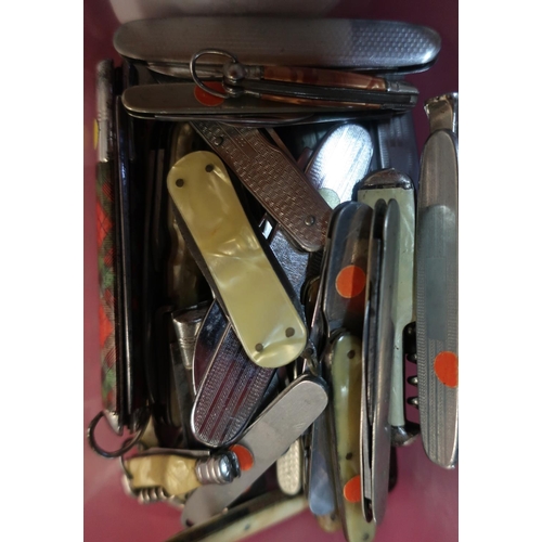 82 - Collection of thirty six various assorted pocket knives, of various sizes and designs