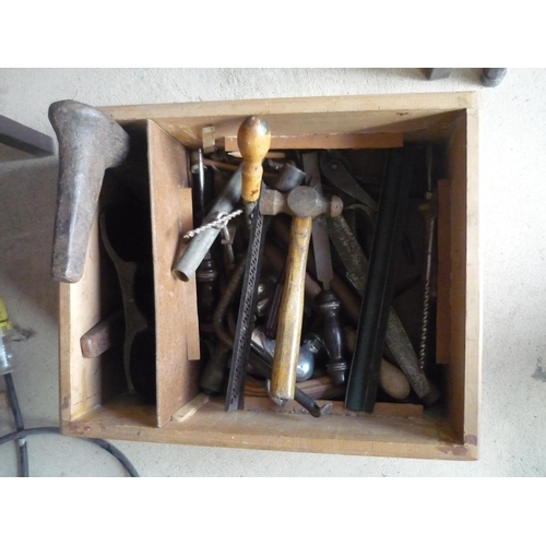 100 - Cobblers toolbox including hammers, screwdrivers, files, tool bits and two cobblers lasts