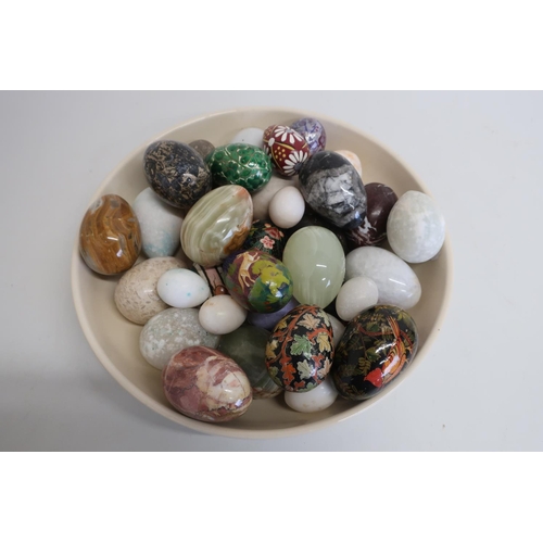 103 - Collection of onyx and other polished agate and painted eggs in a shallow bowl (30)