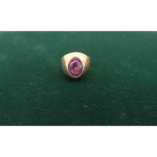 64 - 18ct gold ring set with an oval pink amethyst, stamped 750, 3.8g