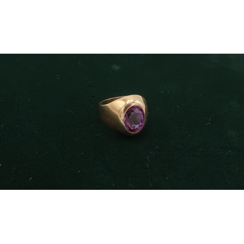 64 - 18ct gold ring set with an oval pink amethyst, stamped 750, 3.8g