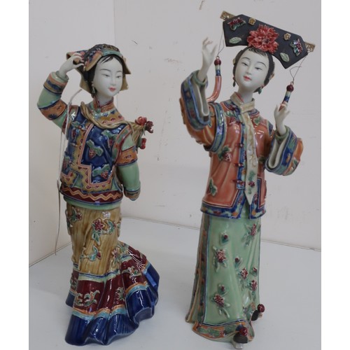 81 - Pair of Japanese models of female dancers, with colourful enameled traditional dress (height 31cm) (... 