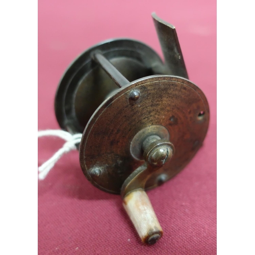 31 - Small brass wide spool fishing reel with horn handle (D4cm)