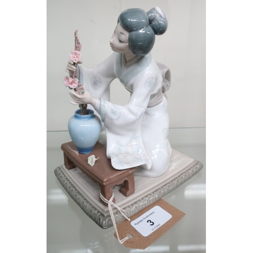 3 - Lladro porcelain model of a Geisha arranging flowers, in original box with packaging (H20cm)