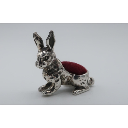 91 - Silver pin cushion in the form of a rabbit, stamped 925 H2.75cm