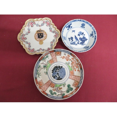 357 - Small Chinese porcelain blue & white shallow charger (D12cm x H3cm), an armorial dish with central c... 