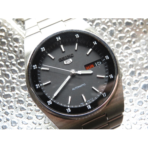 515 - Seiko 5 automatic wristwatch with day date. Stainless steel case and bracelet. Case back stamped. Mo... 