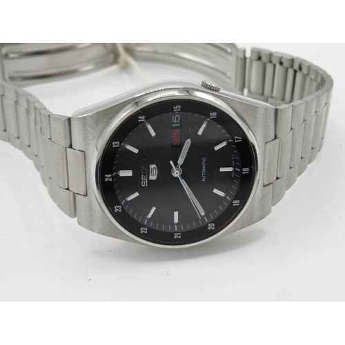 515 - Seiko 5 automatic wristwatch with day date. Stainless steel case and bracelet. Case back stamped. Mo... 