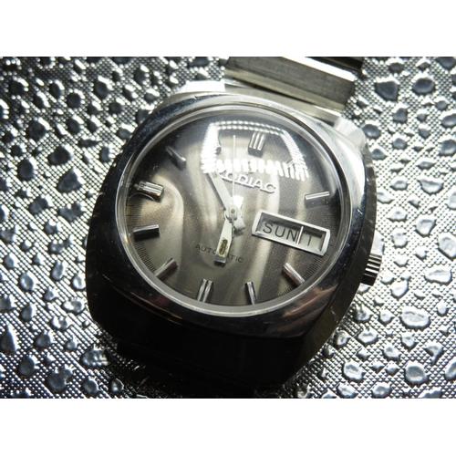 563 - Zodiac automatic wristwatch with day date, stainless steel case on later unmarked stainless-steel br... 