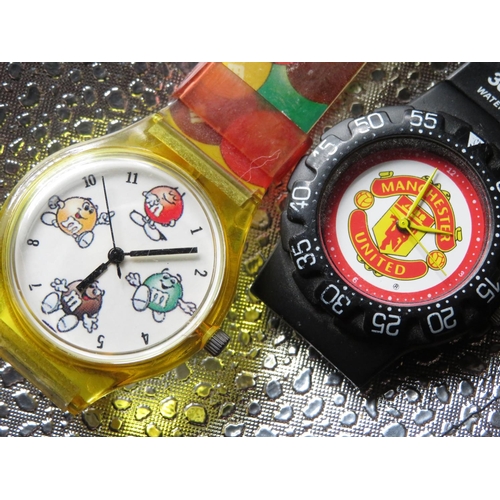 579 - Swatch type M & Ms quartz wristwatch and a  Manchester United quartz wristwatch (2)