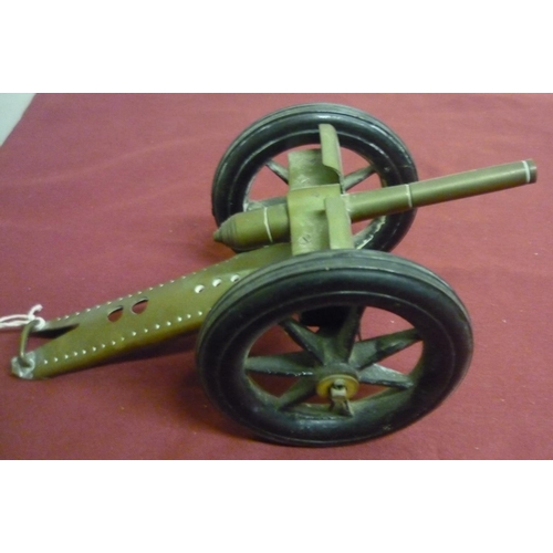11 - Scratch built scale model of a field gun made from brass with rubberised wheels (L25cm)
