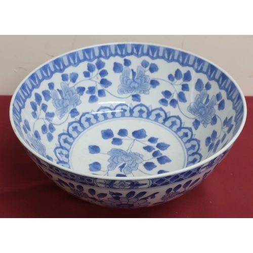 82 - Large blue and white chinese decorative bowl D35cm H16cm