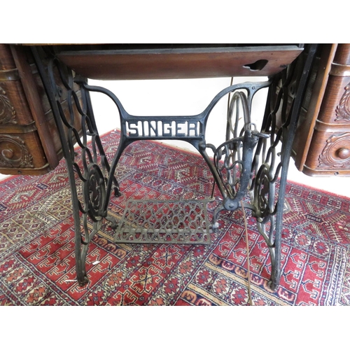 172 - Singer sewing machine and table with cast metal base and drawers to the side