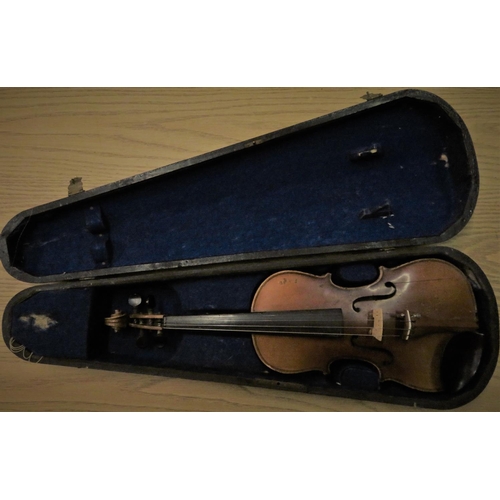 279 - Cased 20th C Violin, two piece back (L57cm)