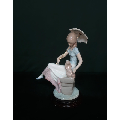 26 - Lladro figurine 7612 “Picture Perfect” in original box, H22cm.