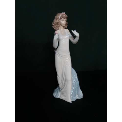 29 - Lladro figurine 6608 “Anticipation” in original box, H31cm.