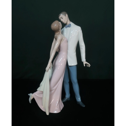 30 - Lladro figurine 010.06475 “Happy Anniversary” in original box, H32cm.