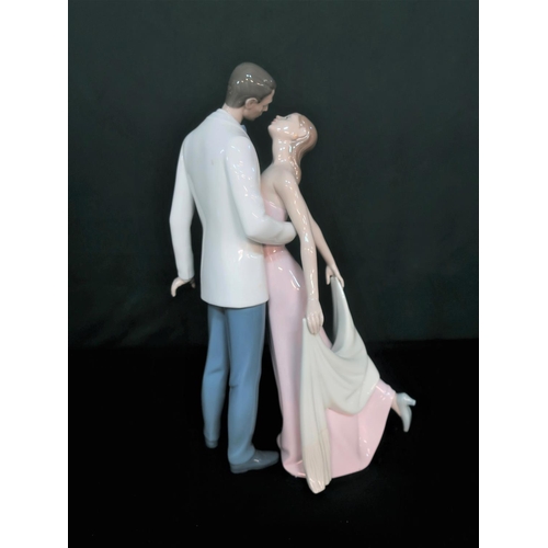 30 - Lladro figurine 010.06475 “Happy Anniversary” in original box, H32cm.