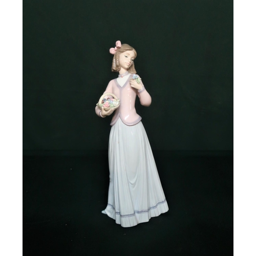 35 - Lladro figurine 7644 “Innocence In Bloom”, in original box, H25cm and Lladro figurine 4659 Country B... 
