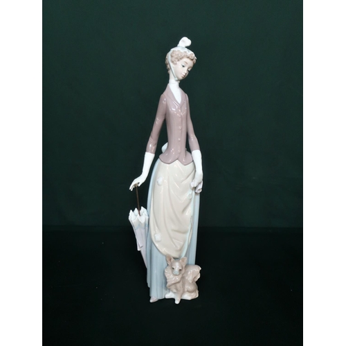 36 - Lladro figurine 4761 “Dama Del Bulevar” in original box, H37cm.