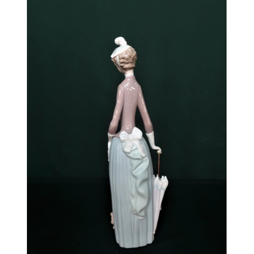 36 - Lladro figurine 4761 “Dama Del Bulevar” in original box, H37cm.