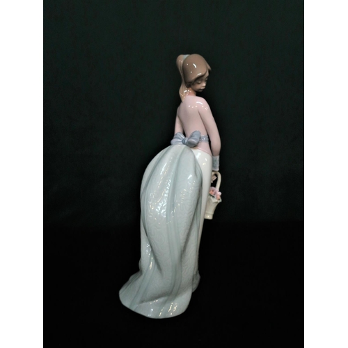 39 - Lladro figurine 7622 “Basket Of Love” in original box, H25cm.