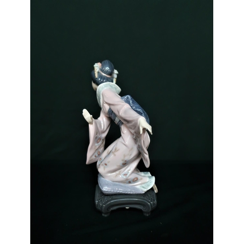40 - Lladro figurine 1447 “Michiko” in original box, H22cm (A/F) and Lladro figurine 6232 “Oriental Bauty... 