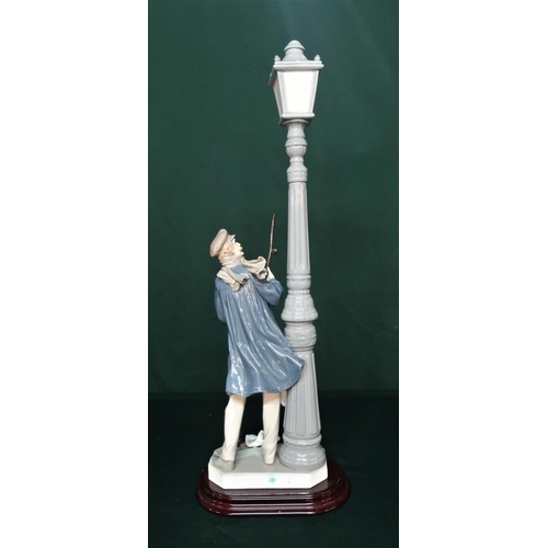 43 - Lladro figurine 5205 “El Farolero” ( the lamp lighter )in original box. H50cm, including base.