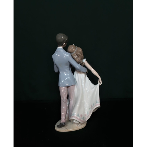 45 - Lladro figurine 7642 “Now And Forever” in original box, H27cm.