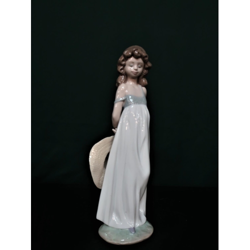 48 - Lladro figurine 8114 “Natural Beauty” in original box, H23cm.