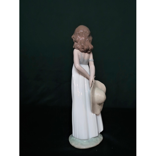 48 - Lladro figurine 8114 “Natural Beauty” in original box, H23cm.