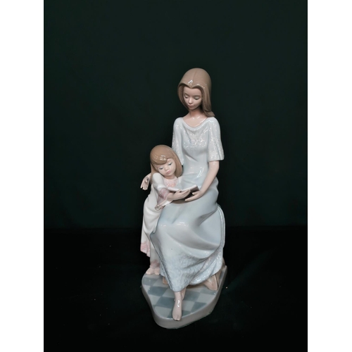 54 - Lladro figurine 5457 “Bedtime Story Mother” in original box, H26cm.