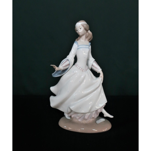 58 - Lladro figurine 4828 “Cinderella” in original box, H25cm.