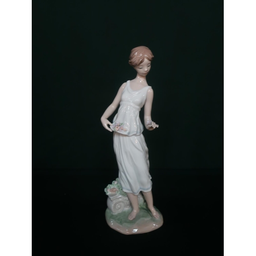 60 - Lladro Privilege figurine 7709 “Flowers For A Goddess” in original box, H27cm.