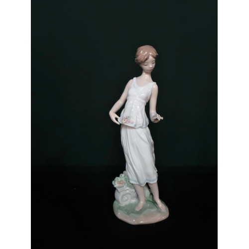 60 - Lladro Privilege figurine 7709 “Flowers For A Goddess” in original box, H27cm.