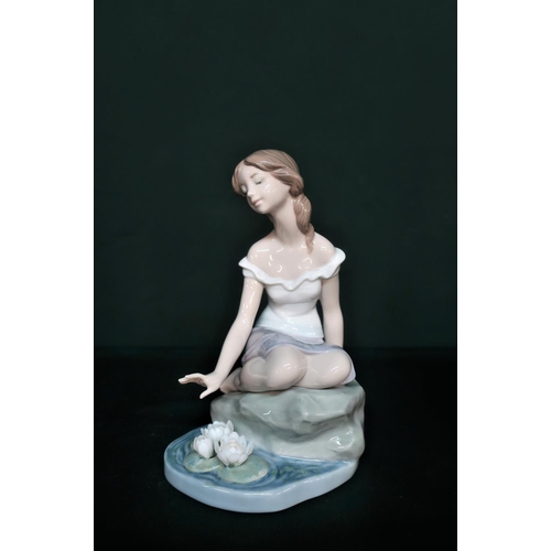 64 - Lladro Privilege figurine 7706 “Reflections Of Helena” in original box, H17cm.