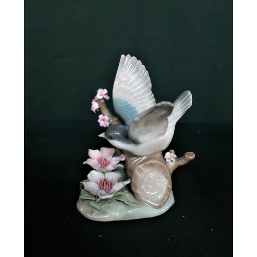 100 - Lladro figurine 1301 “Little Bird Kingfisher” and Lladro figurine 1300 “Bird and Butterfly”, H14cm.