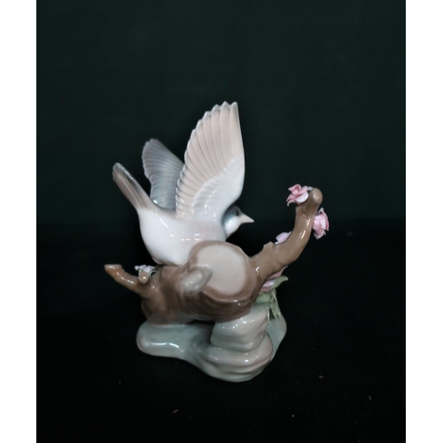 100 - Lladro figurine 1301 “Little Bird Kingfisher” and Lladro figurine 1300 “Bird and Butterfly”, H14cm.