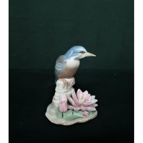 100 - Lladro figurine 1301 “Little Bird Kingfisher” and Lladro figurine 1300 “Bird and Butterfly”, H14cm.