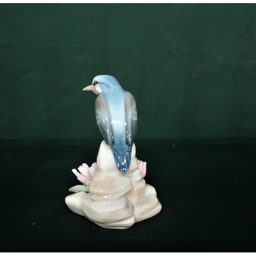 100 - Lladro figurine 1301 “Little Bird Kingfisher” and Lladro figurine 1300 “Bird and Butterfly”, H14cm.