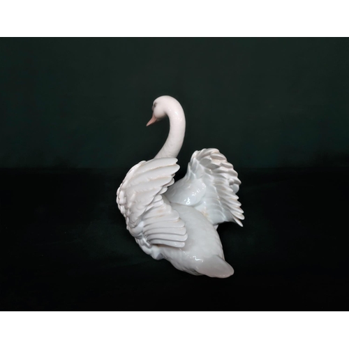 95 - Lladro figurine 5231 “Swan With Wings Spread” and Lladro figurine 4587 “Rooster” H25cm.