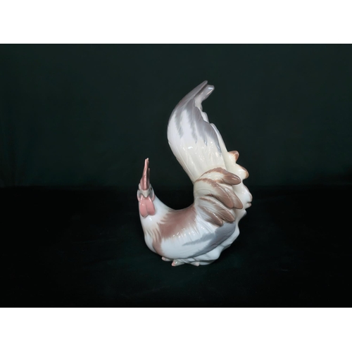 95 - Lladro figurine 5231 “Swan With Wings Spread” and Lladro figurine 4587 “Rooster” H25cm.