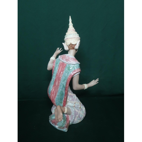 102 - Lladro figurine 2069 “Thailandesa Arrodillada”, H45cm.