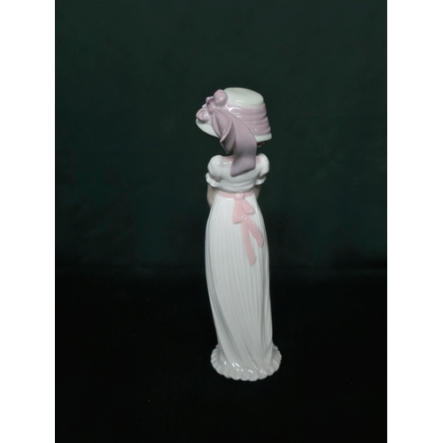 109 - Lladro figurine 8022 “Little Lady” in original box, H21cm Lladro figurine 7618 “Garden Song” in orig... 