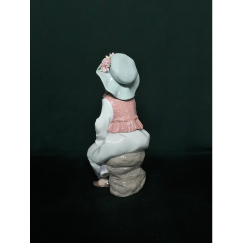 111 - Lladro figurine 6400 “Daydreams” in original, box H23cm.