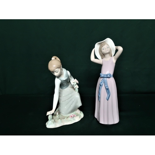 88 - Lladro figurine 1172 Girl Picking Flowers, H21cm and Ladro figurine 5011 